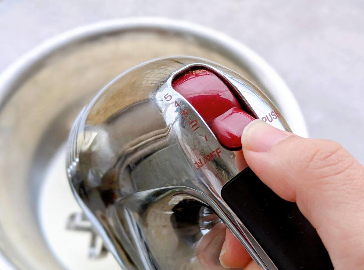 クリームが飛び散らないハンドミキサーの使い方