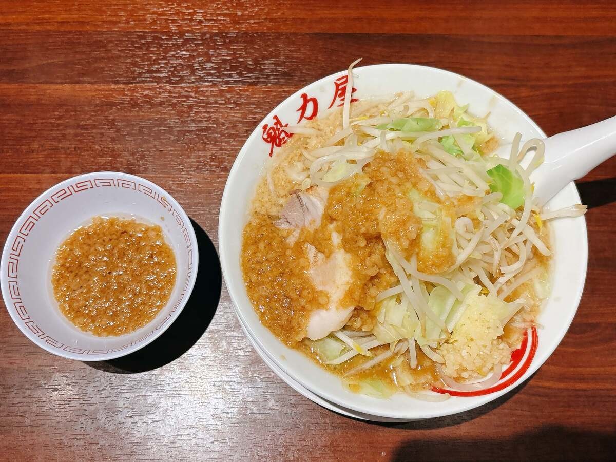 魁力屋「にんにく背脂醤油ラーメン」