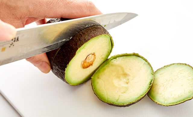 アボカドの種・皮の外し方ガイド