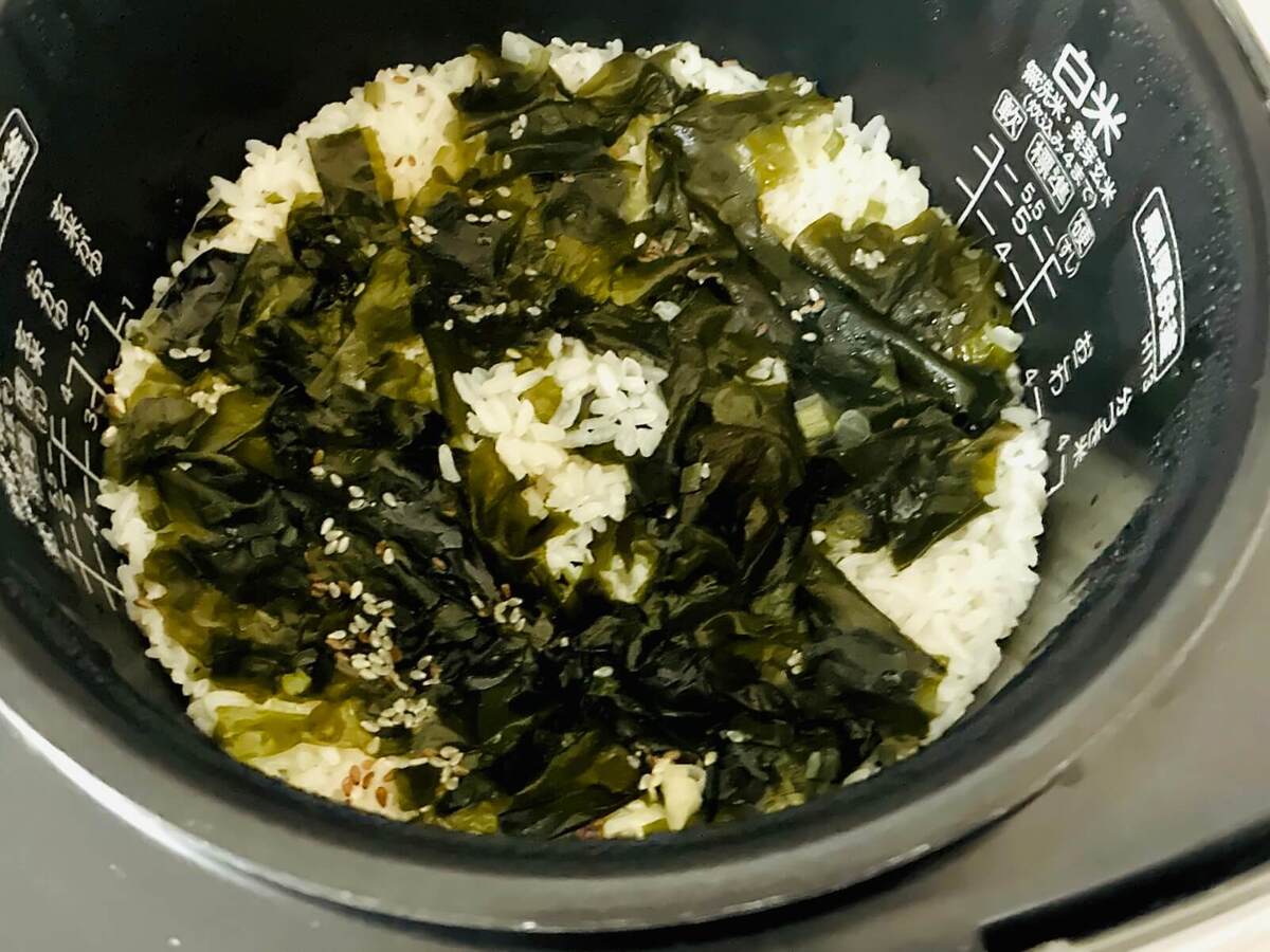 おうちごはんせいさくぶさん「わかめスープのもとでわかめ炊き込みご飯」のレシピ