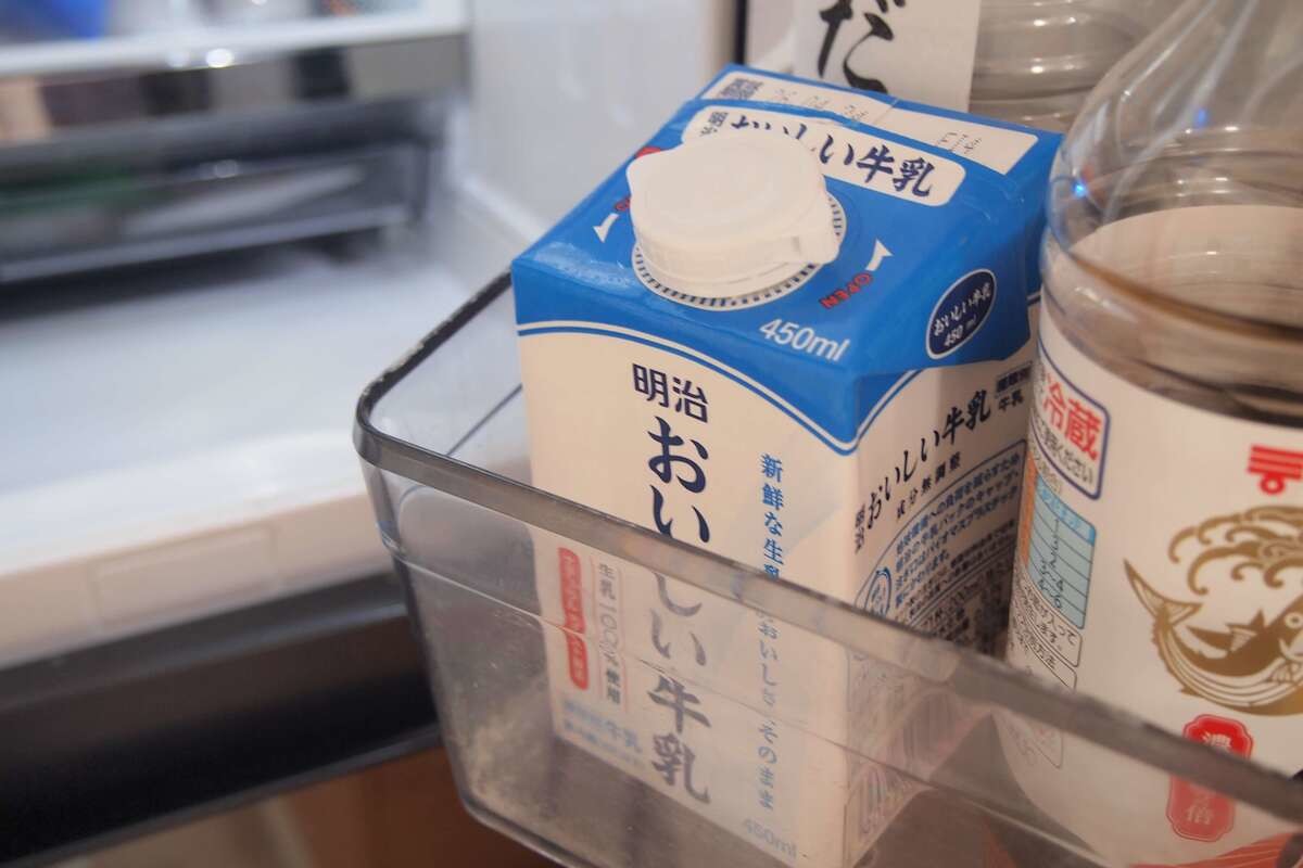 冷蔵庫のドアポケットに牛乳を保存する→本当に大丈夫？