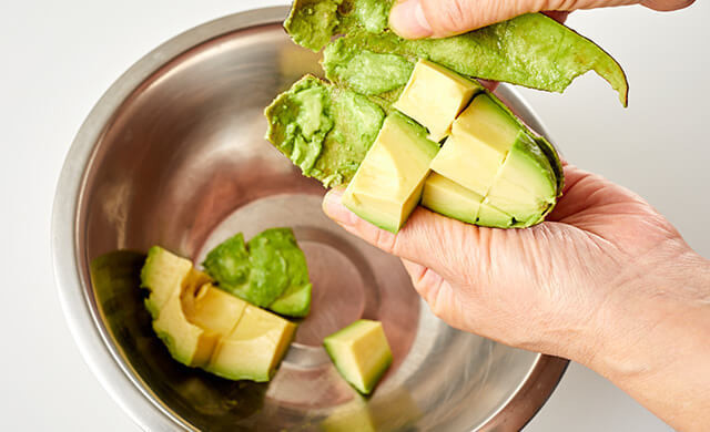 アボカドの種・皮の外し方ガイド