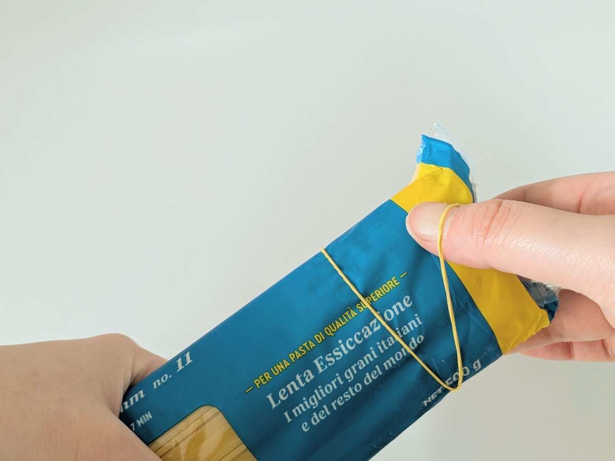 チャック無しでも中身が出ない裏ワザ