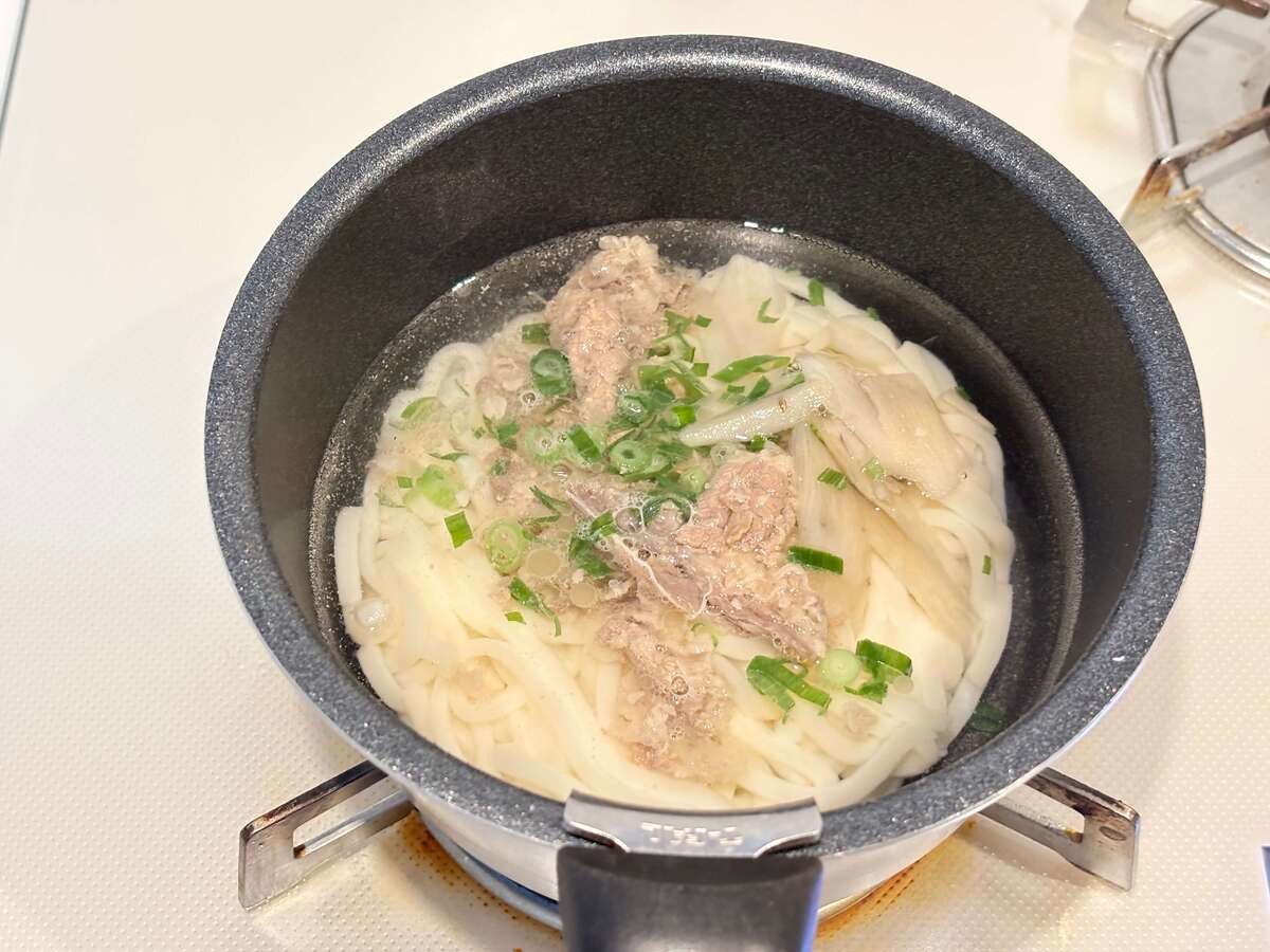 ロピアおすすめ「道場六三郎お墨付き 心のだし 肉うどん」