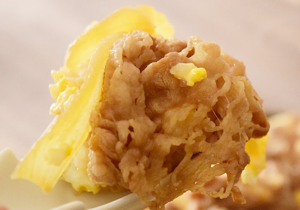 吉野家の牛丼アレンジ「とろとろ卵の鉄板牛ネギ焼飯」