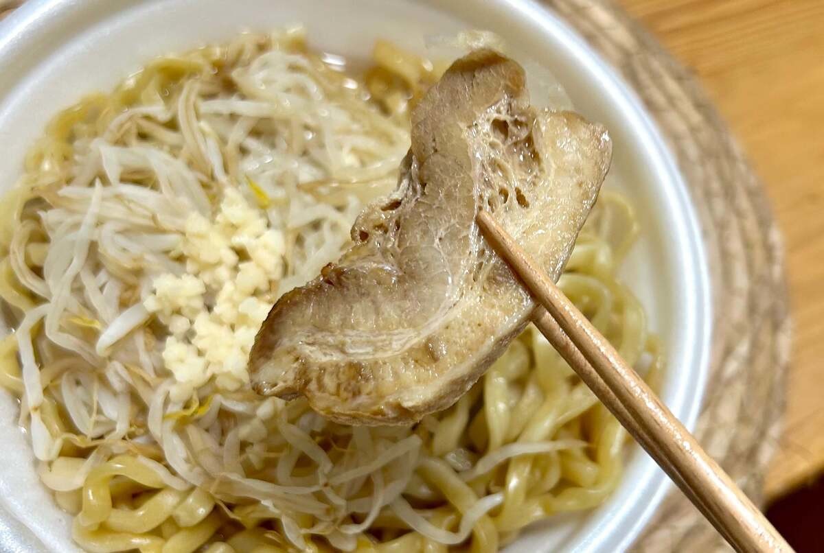 ファミマ「ラーメン荘 歴史を刻め監修 豚骨醤油 豚ラーメン」