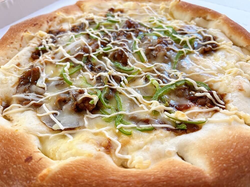 オーケーの新商品「牛カルビ焼肉ピザ」