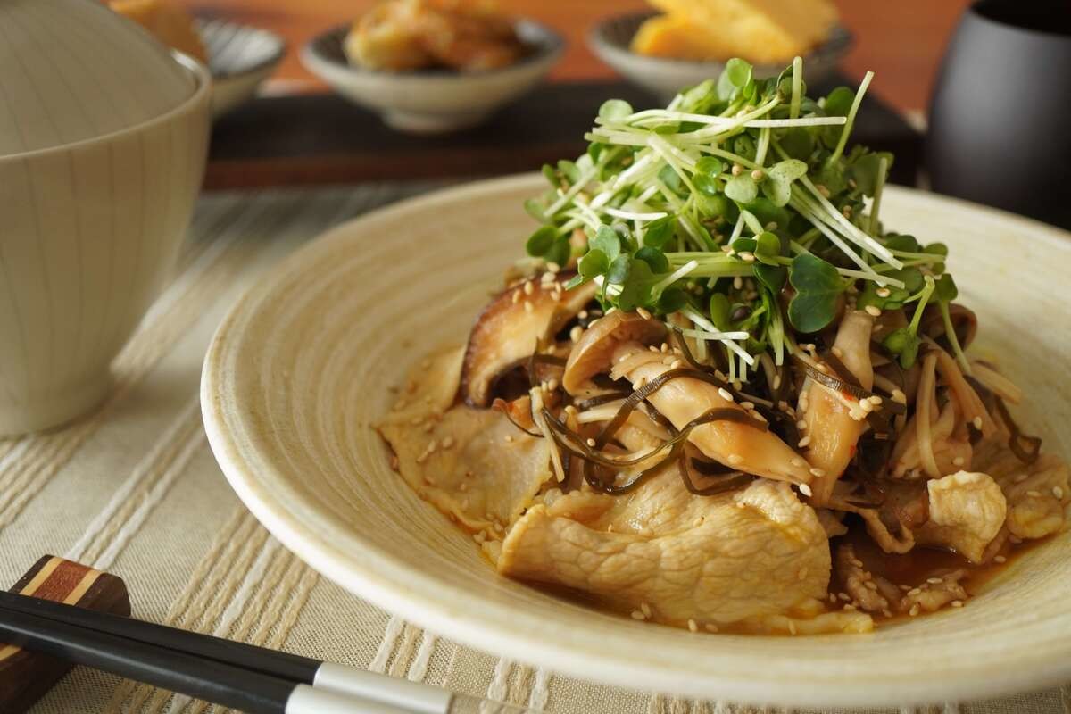 笠原将弘さん「豚バラしゃぶしゃぶキノコダレ」