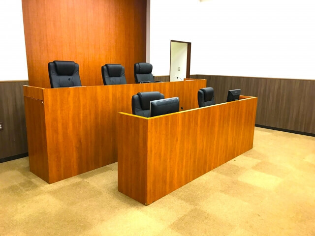 【弁護士が回答】夫婦でも相手のスマホを無断で見るのは違法！？