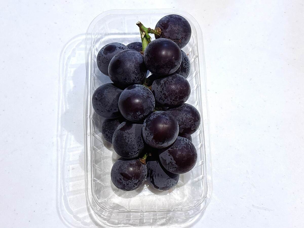 ぶどうの皮は「軸側から」剥かない！