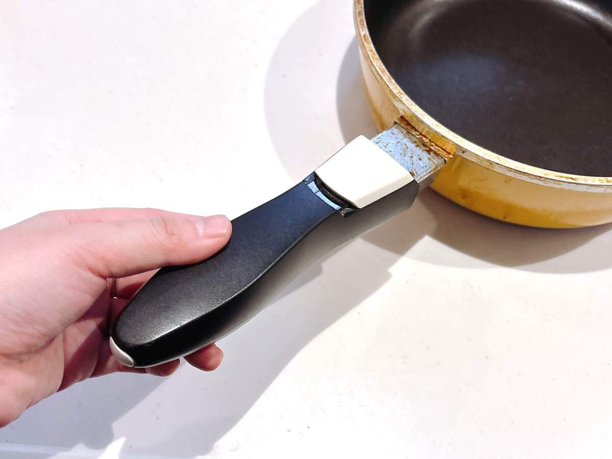 フライパンの持ち手にある「小さな穴」