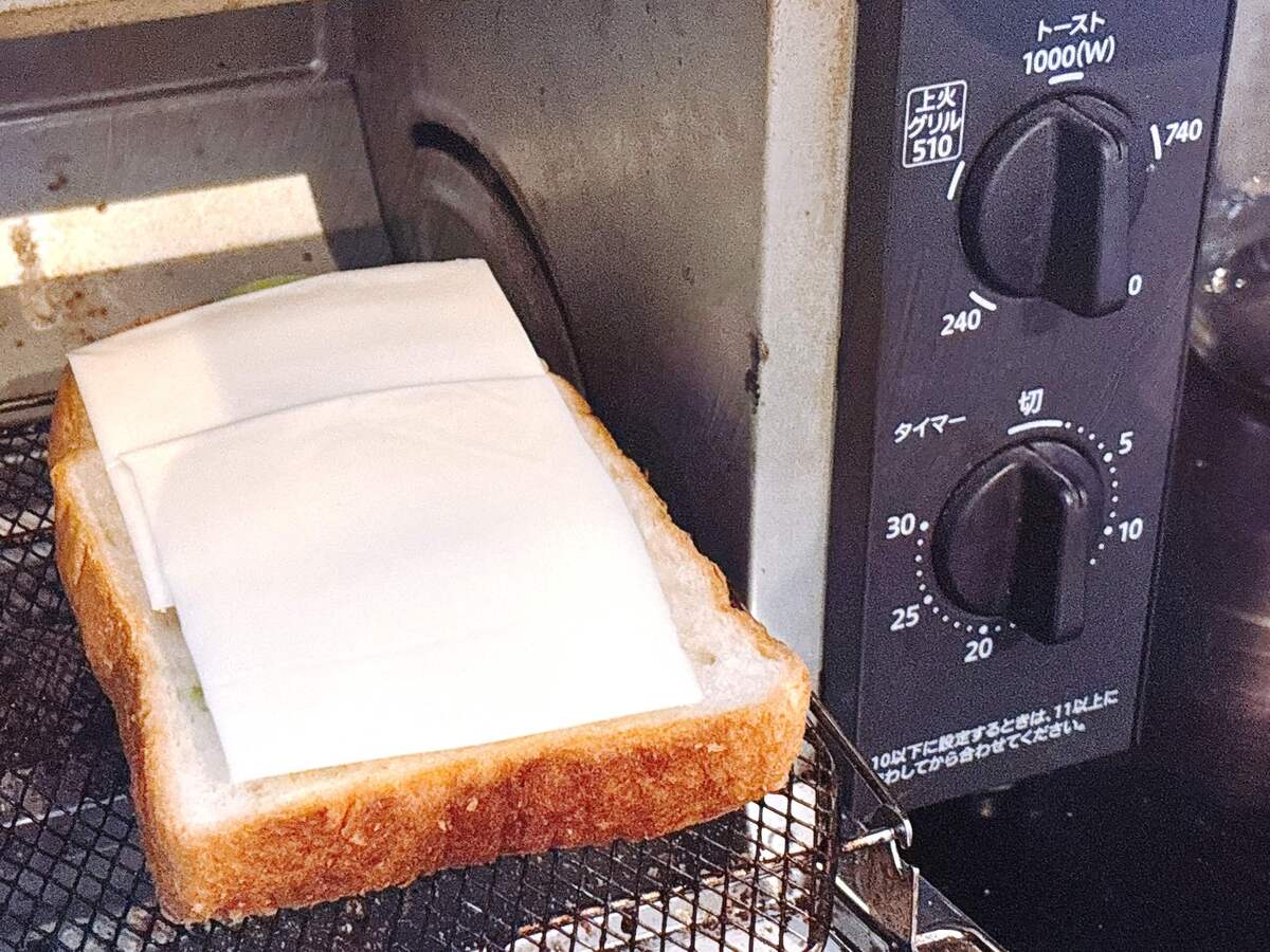 「アボカドチーズ食べるラー油天かすトースト」のレシピ