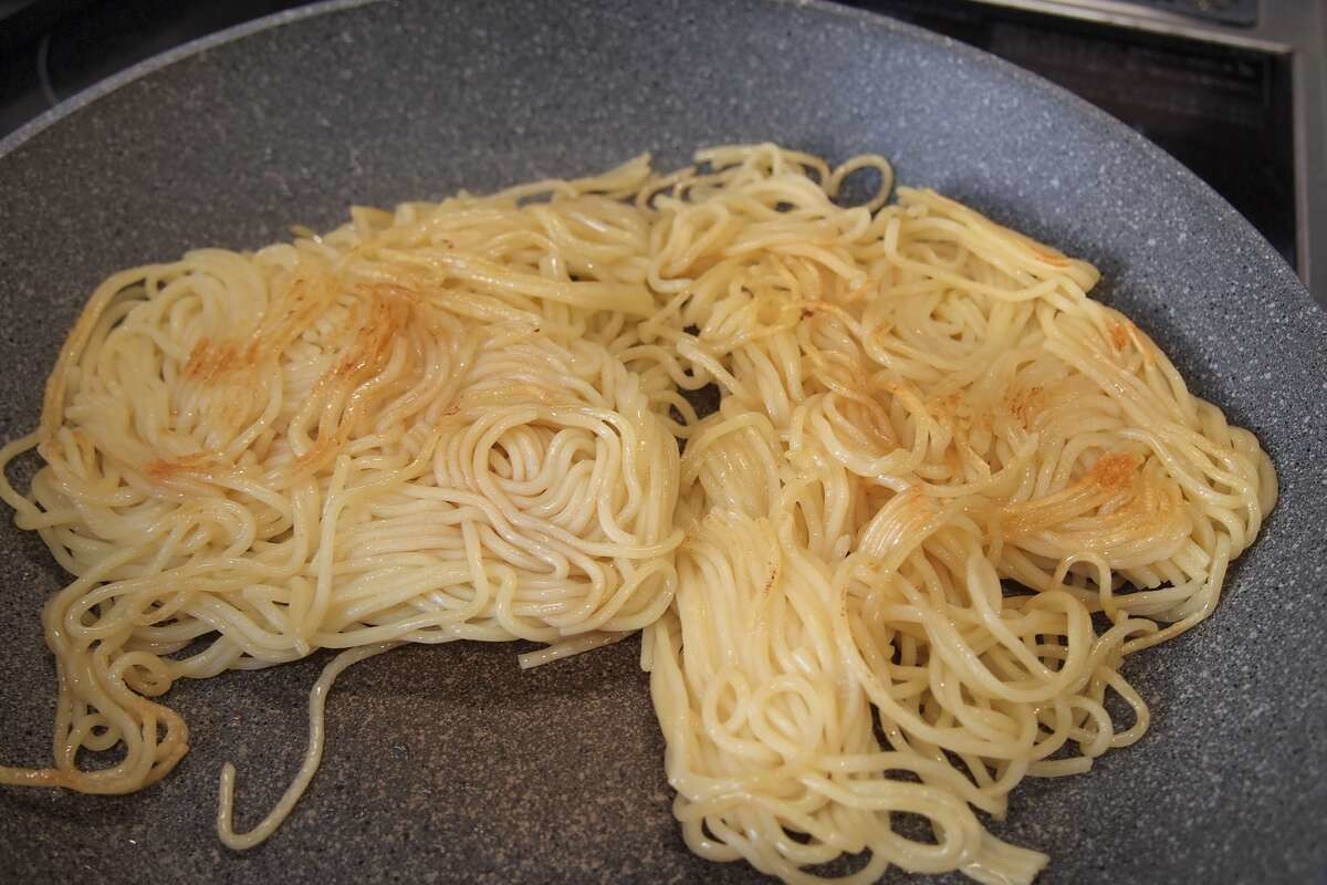 菰田欣也さん「豚肉とキャベツの焼きそば」のレシピ