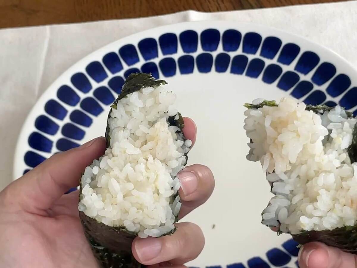 おにぎりの海苔が食べやすくなる裏技