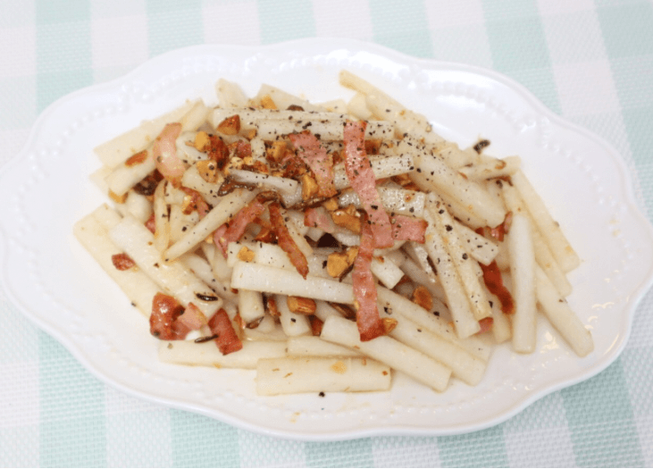 ナッツとベーコンの大根サラダ