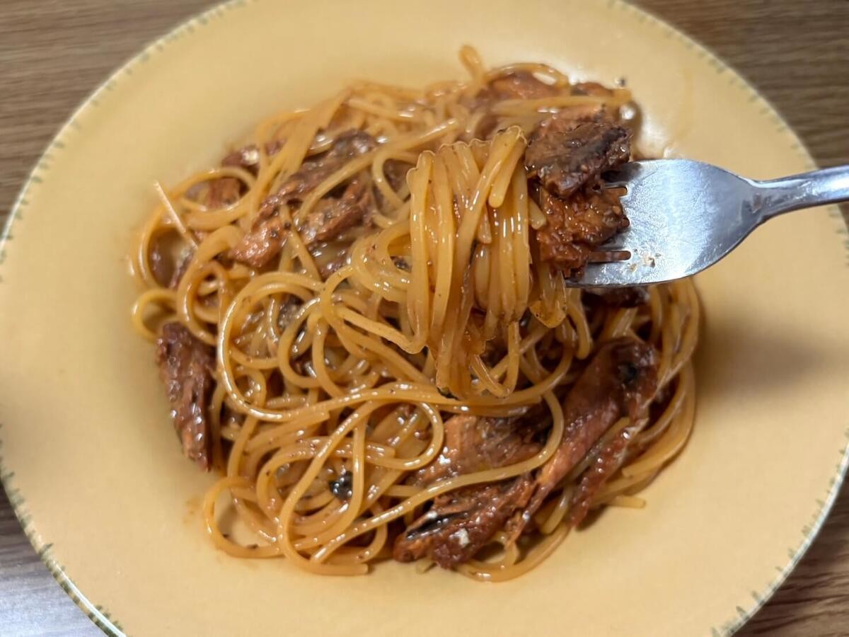 「フライパン1つで完結！サンマ蒲焼缶詰のパスタ」