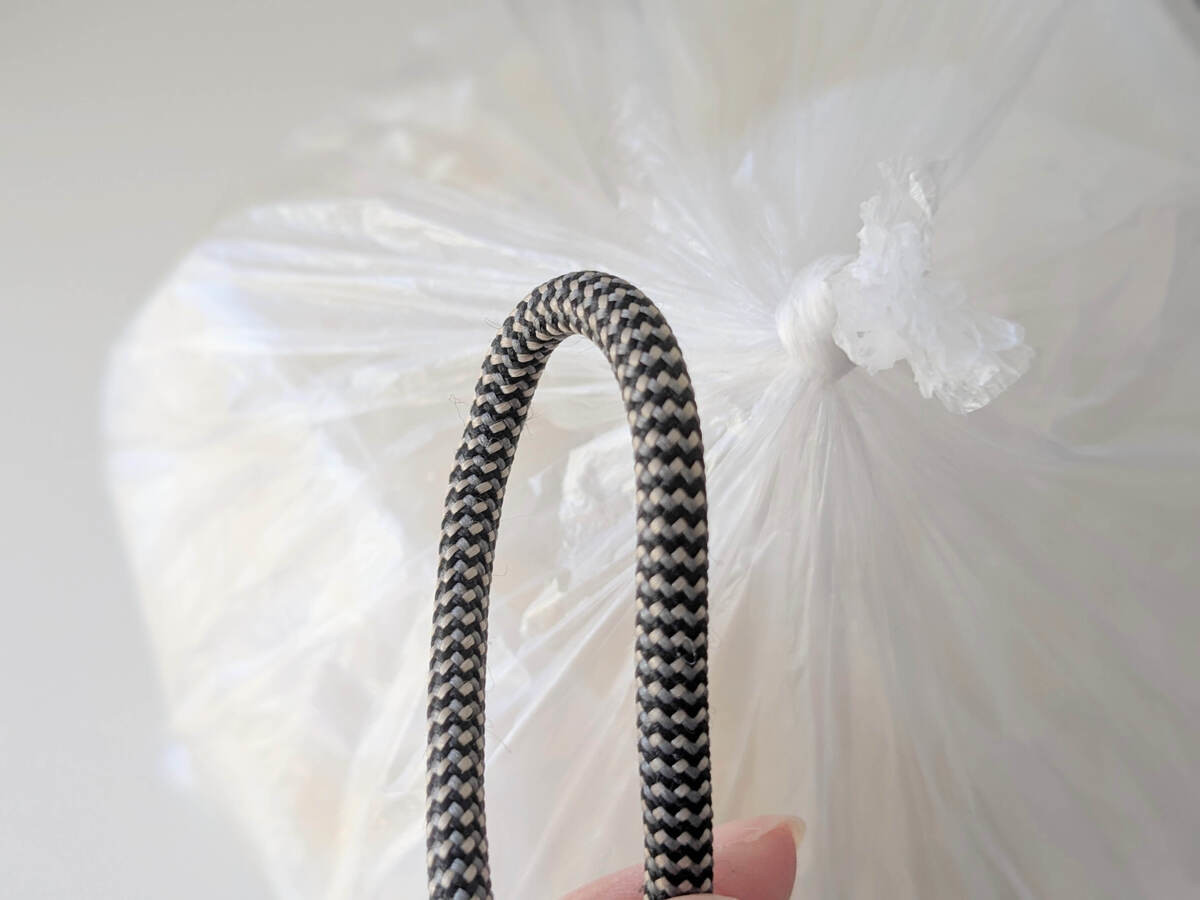 パンパンになったポリ袋を簡単に縛る裏ワザ