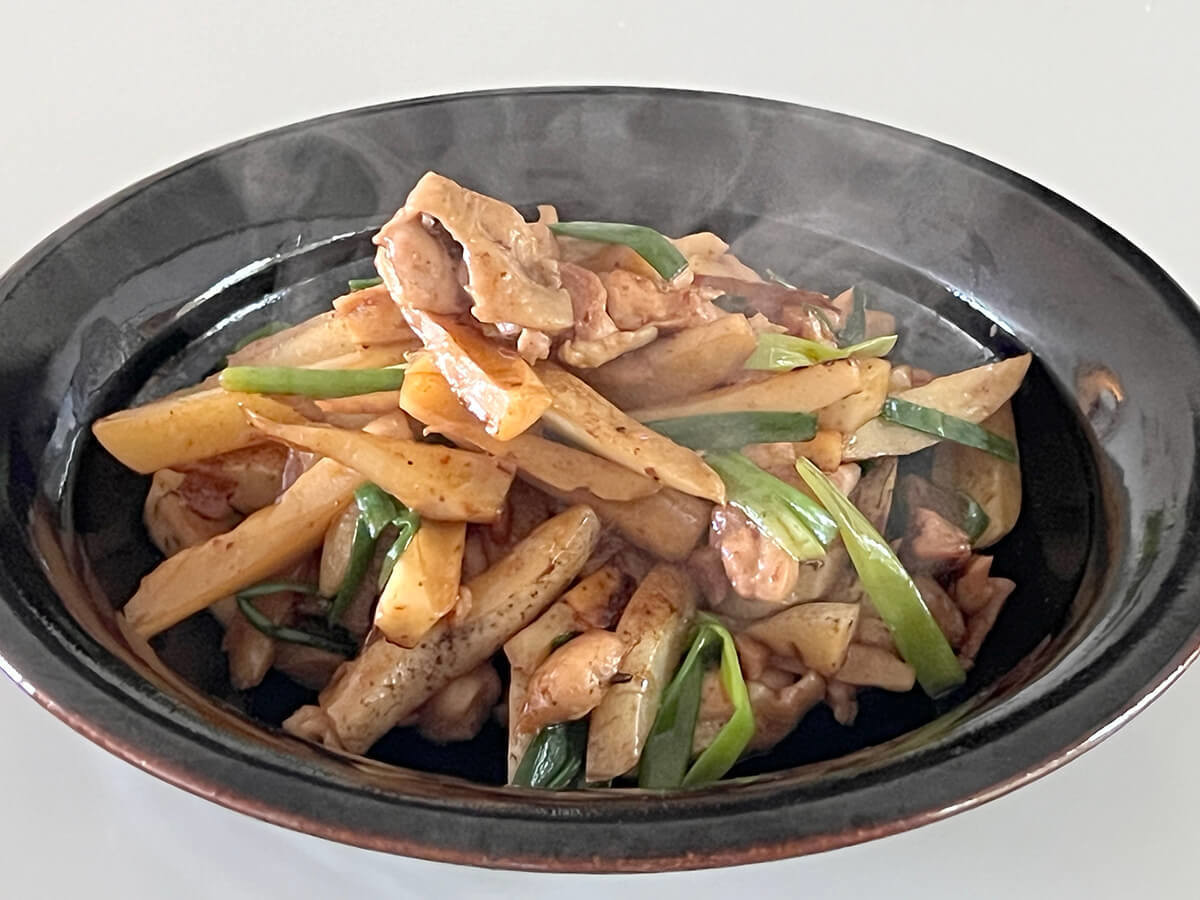 今井亮さん「鶏肉とれんこんの黒こしょう炒め」のレシピ
