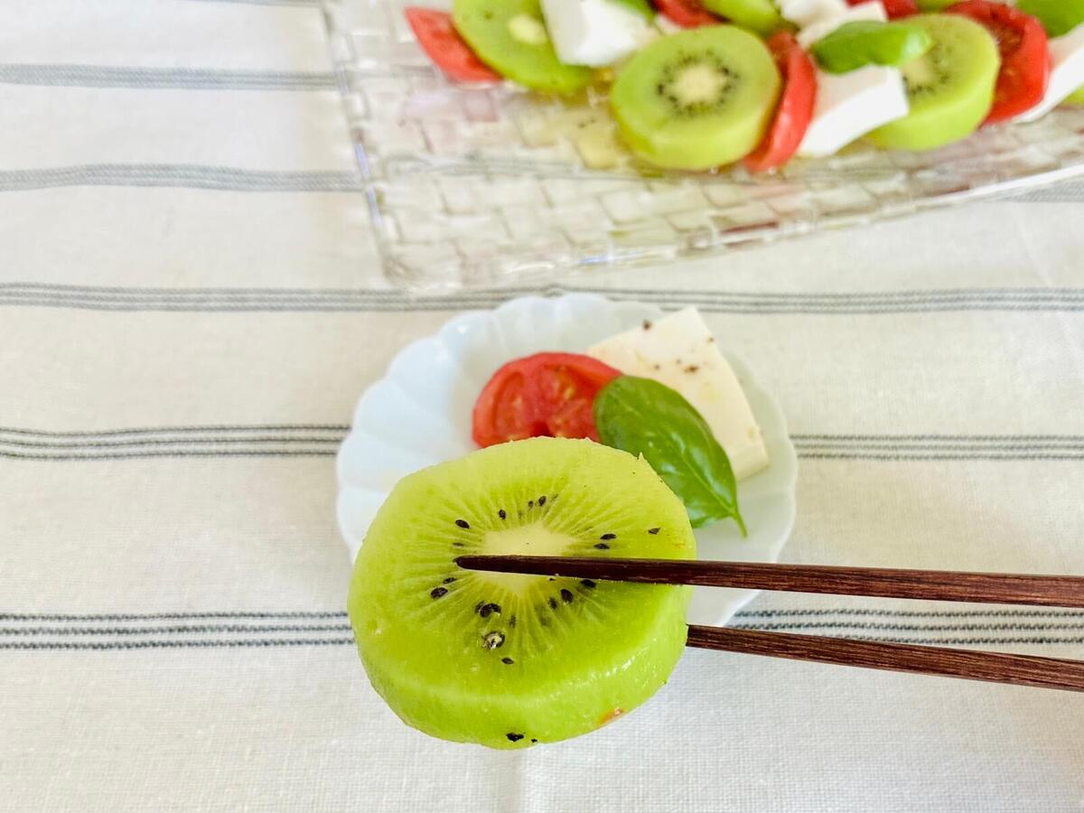 キウイ・トマト・豆腐のカプレーゼ