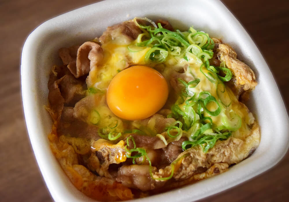 吉野家「チーズ月見牛とじ丼」