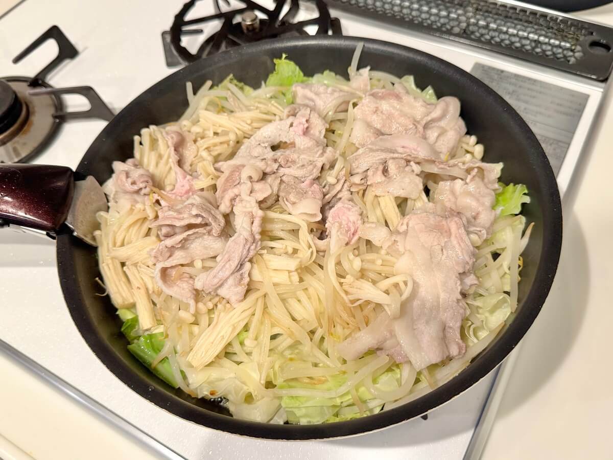 ざく切りキャベツと豚肉の蒸し焼き