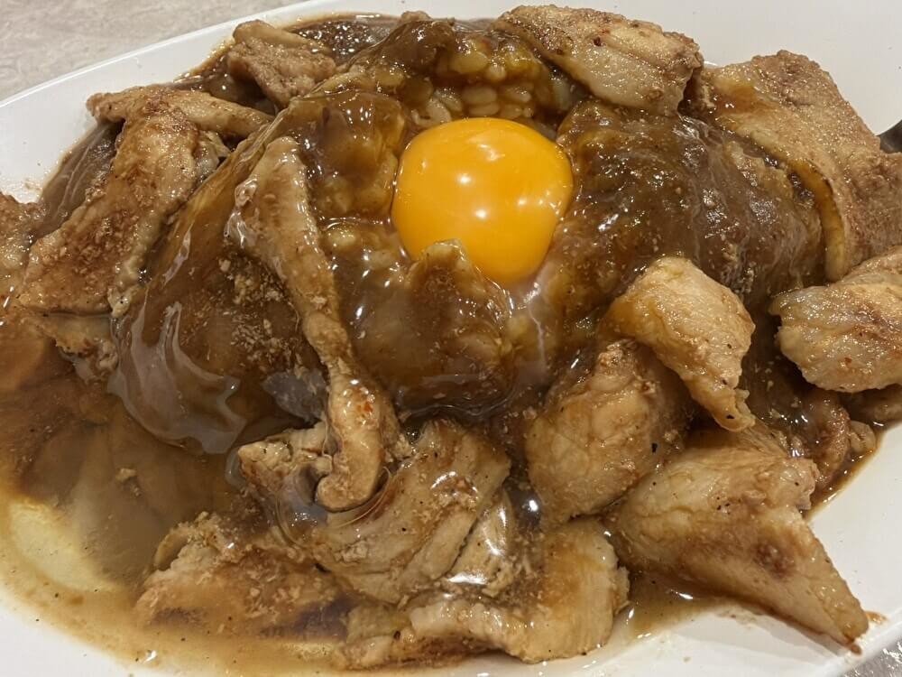 横浜名物「スタミナカレーの店バーグ」の看板メニュー実食レポ
