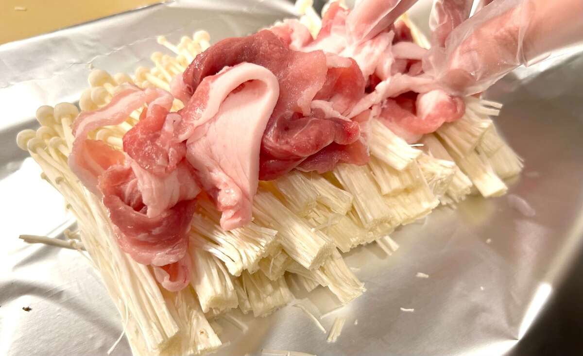 オタフク公式「秒でごちそう 豚とえのきのホイル焼き」
