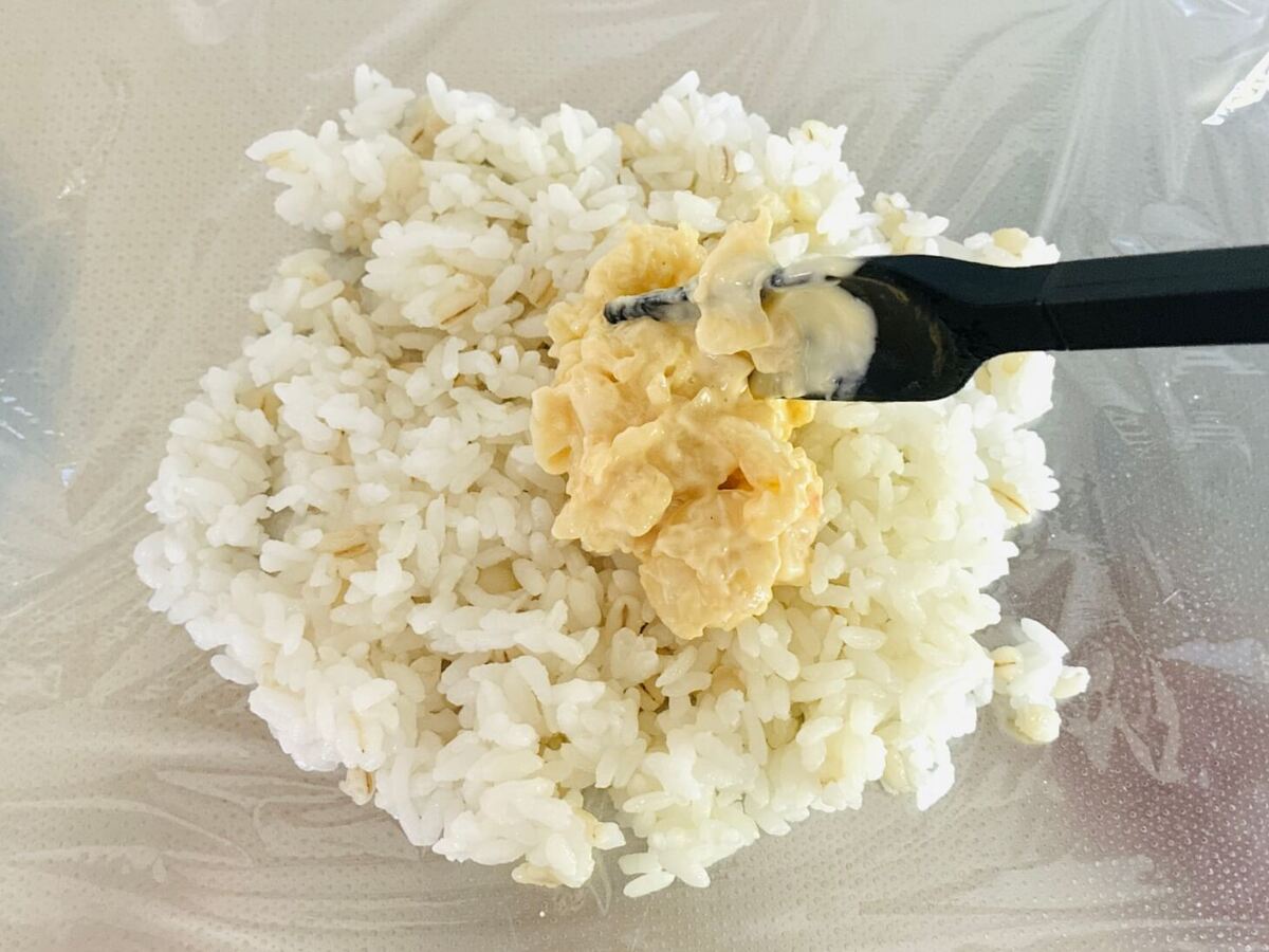 エビシューマイでエビマヨ風おにぎり
