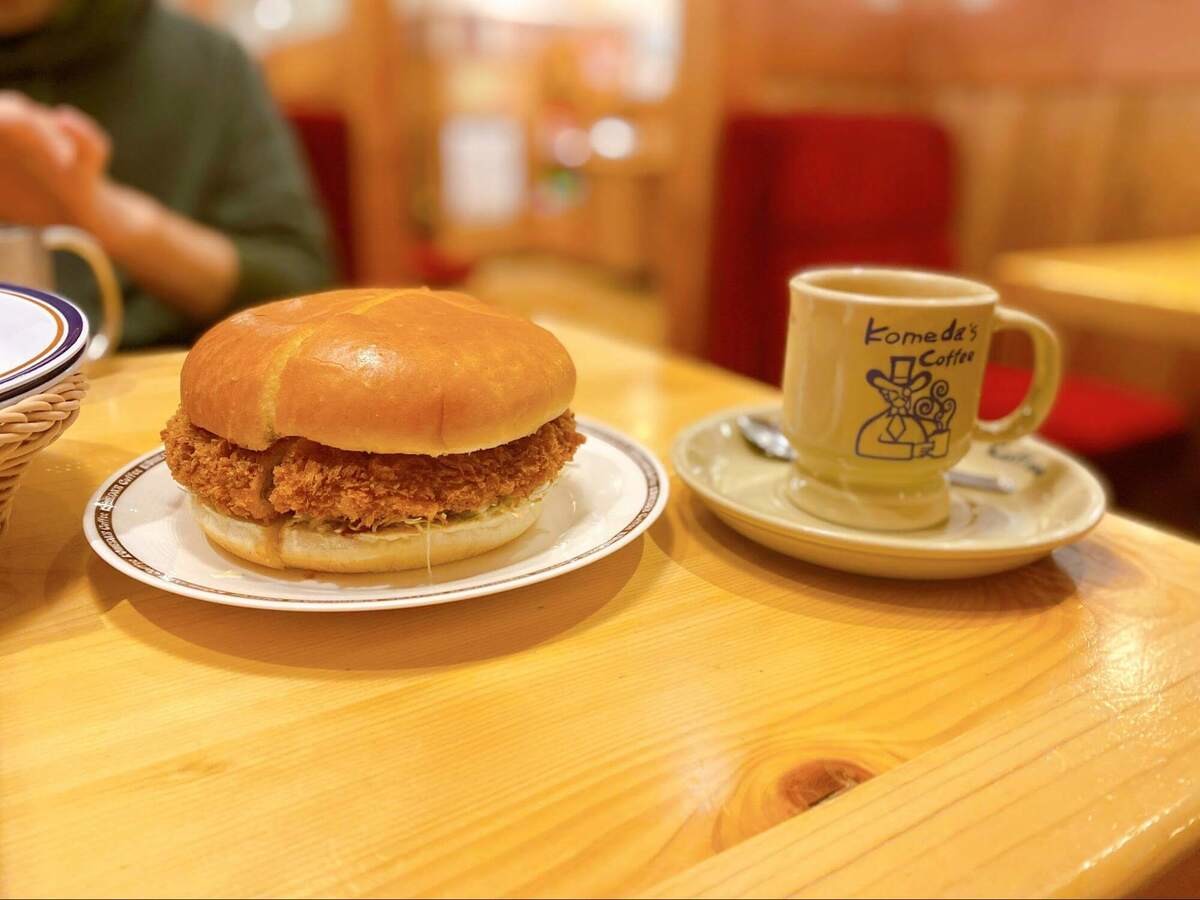 コメダ以外では実現できない!縦にも横にも“ドデカい”バーガー