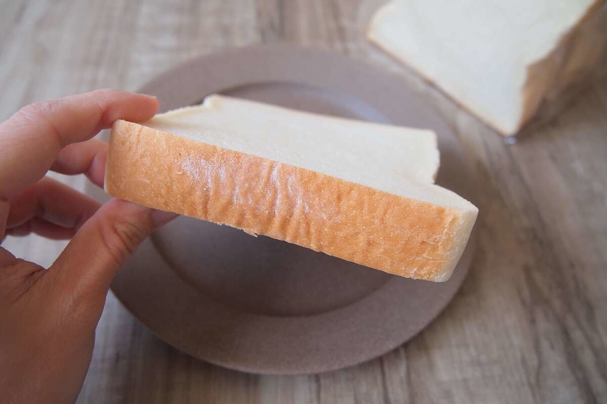 食パンの「白い粉」の正体は？