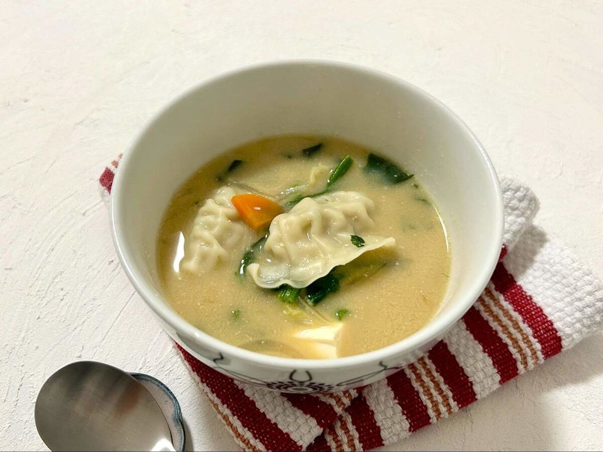 ギョーザの具だくさん豆乳みそスープ