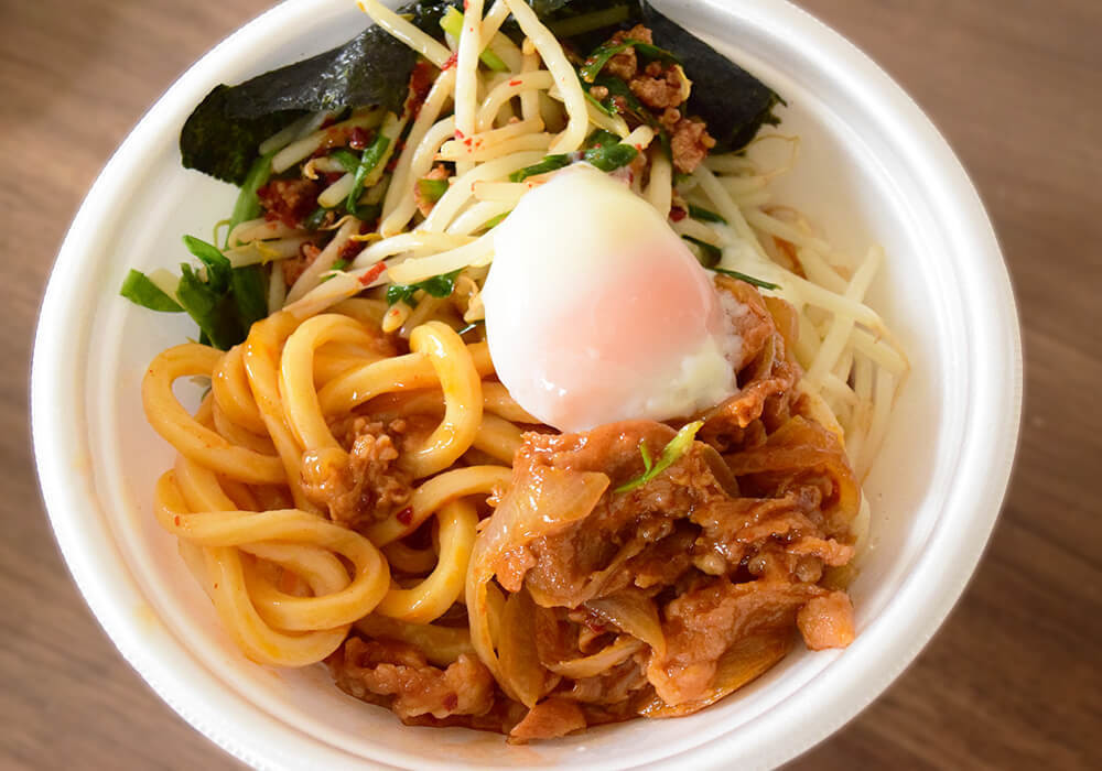 丸亀製麺「旨辛 肉盛りニラ玉ぶっかけうどん」