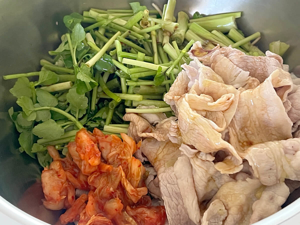 和田明日香さん「セリの豚キムあえ」