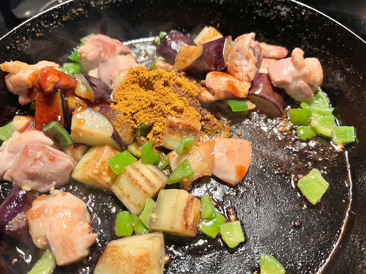 ケンタロウさん「なすと鶏肉のドライカレー」