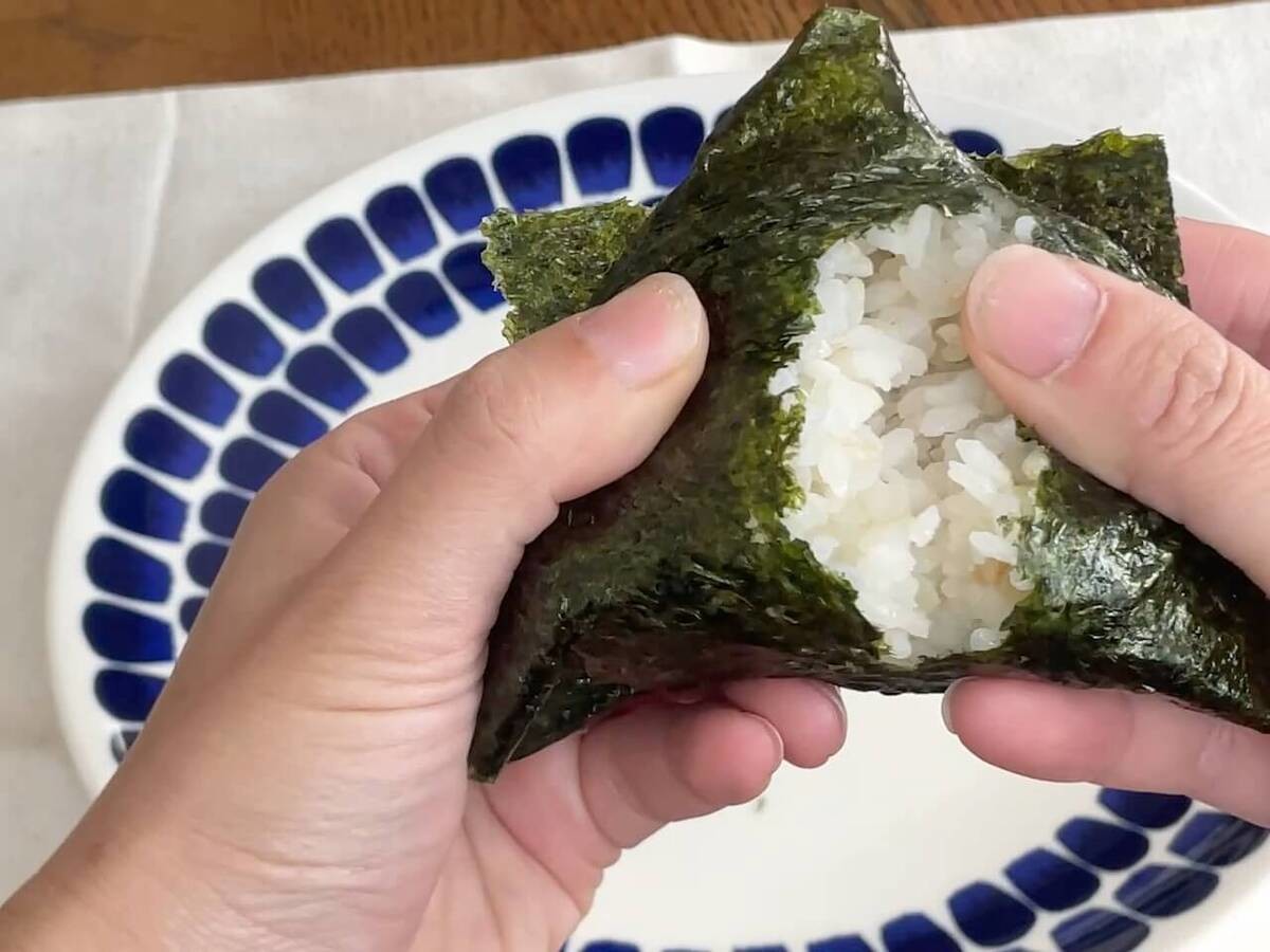おにぎりの海苔が食べやすくなる裏技