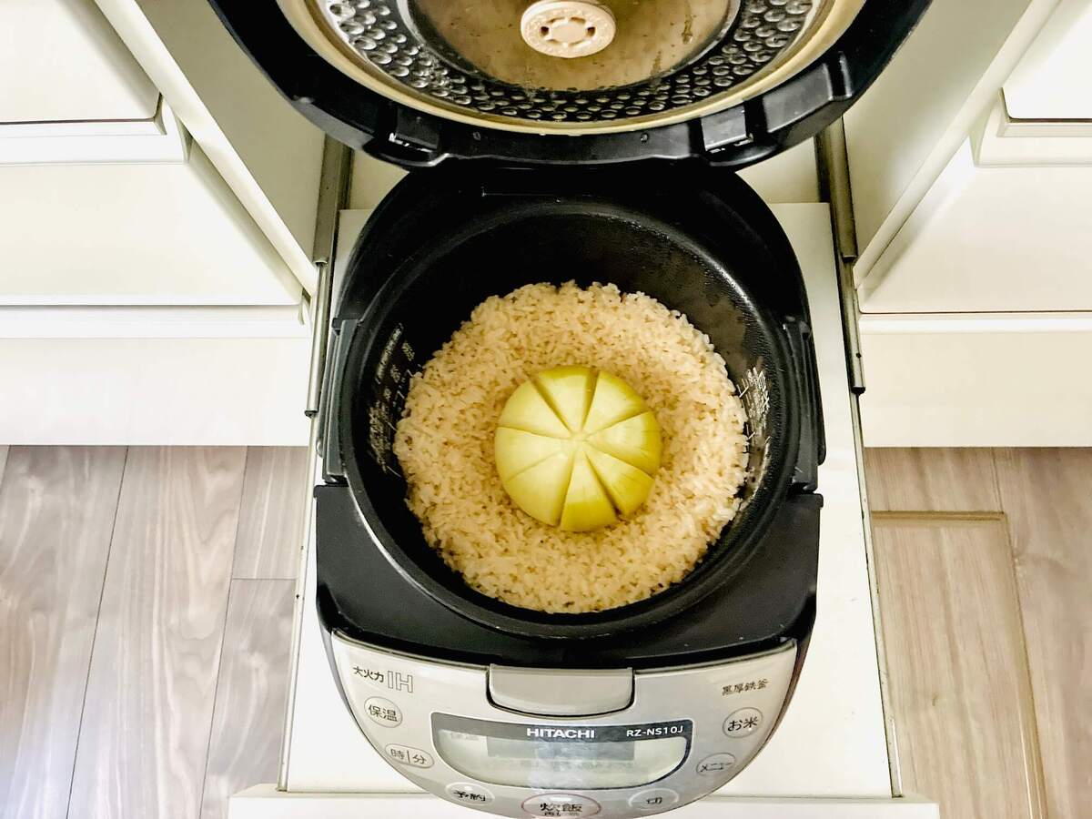 サンドウィッチマン＆芦田愛菜の博士ちゃん「玉ねぎ丸ごと炊き込みご飯」のレシピ