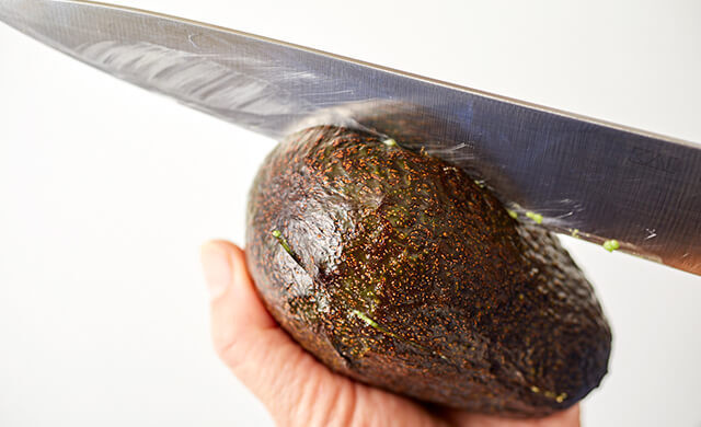 アボカドの種・皮の外し方ガイド