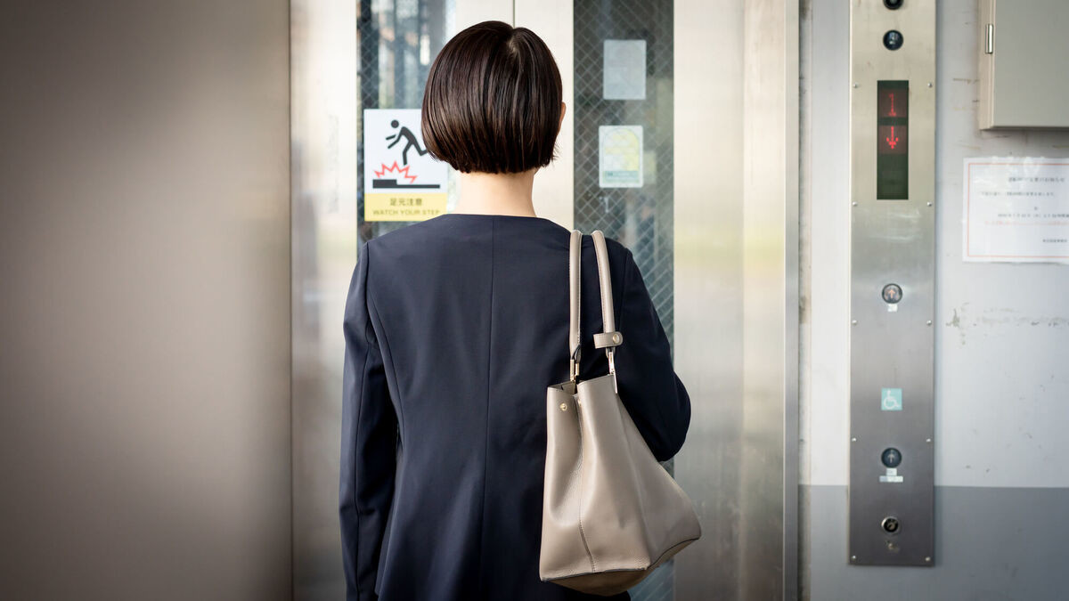 エレベーターで絶対やらないで!狙われやすいNG行動