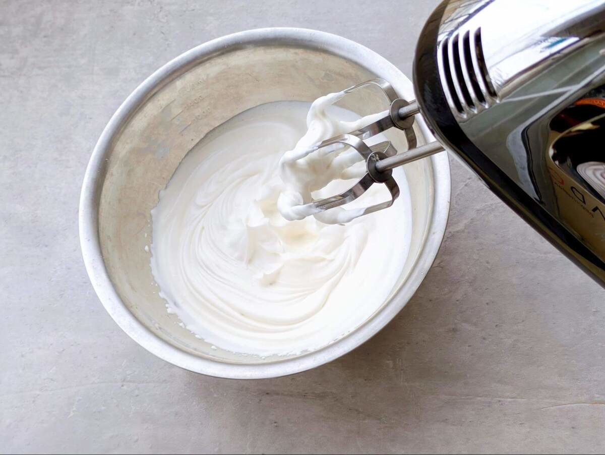 クリームが飛び散らないハンドミキサーの使い方