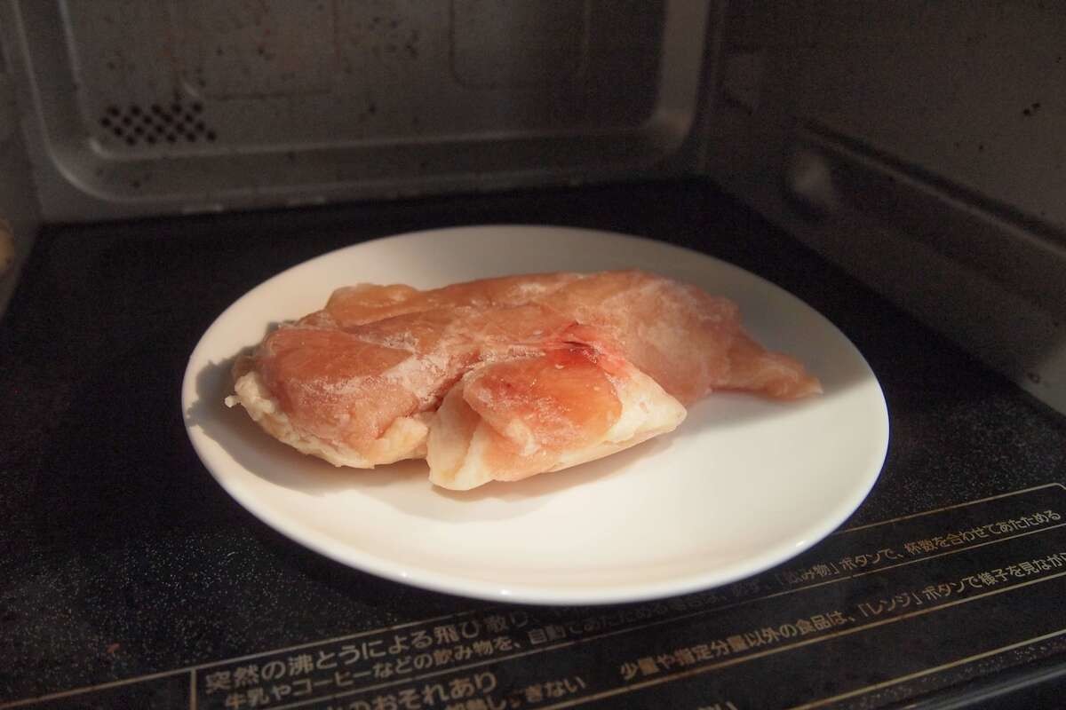 冷凍肉を室温で常温解凍するリスクと、より安全な解凍方法