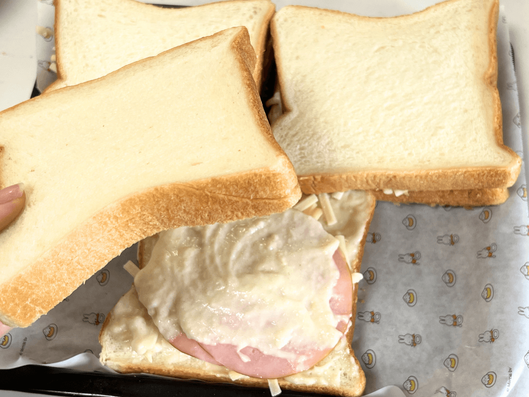 食パンとハム