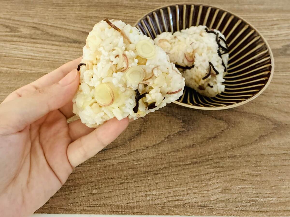 小林まさみさん「みょうがと塩昆布のおにぎり」のレシピ