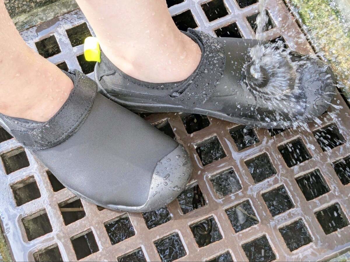 レジャーやキャンプにぴったりな水陸両用シューズ