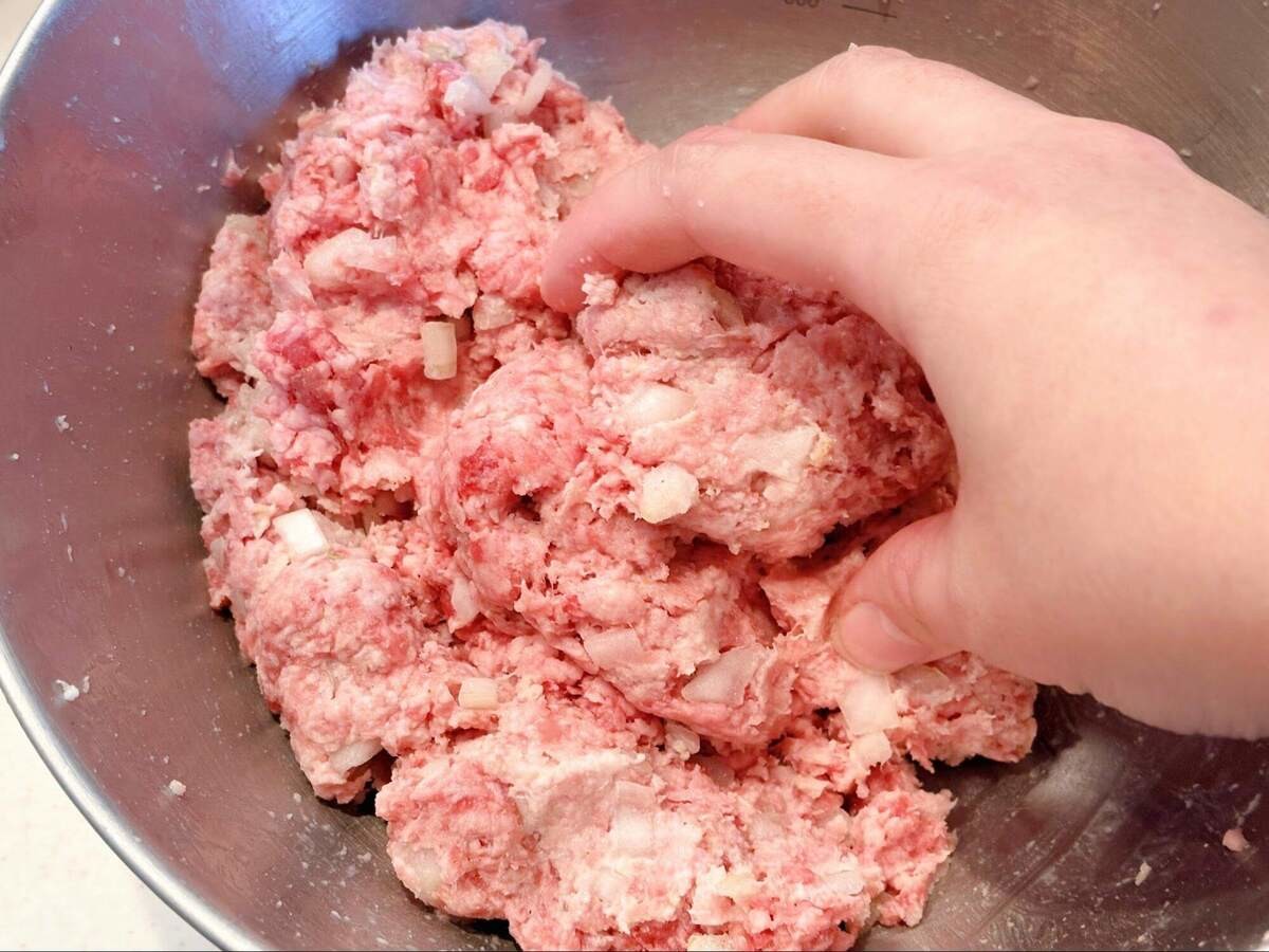 玉ねぎたっぷり超簡単！肉汁たっぷりハンバーグ