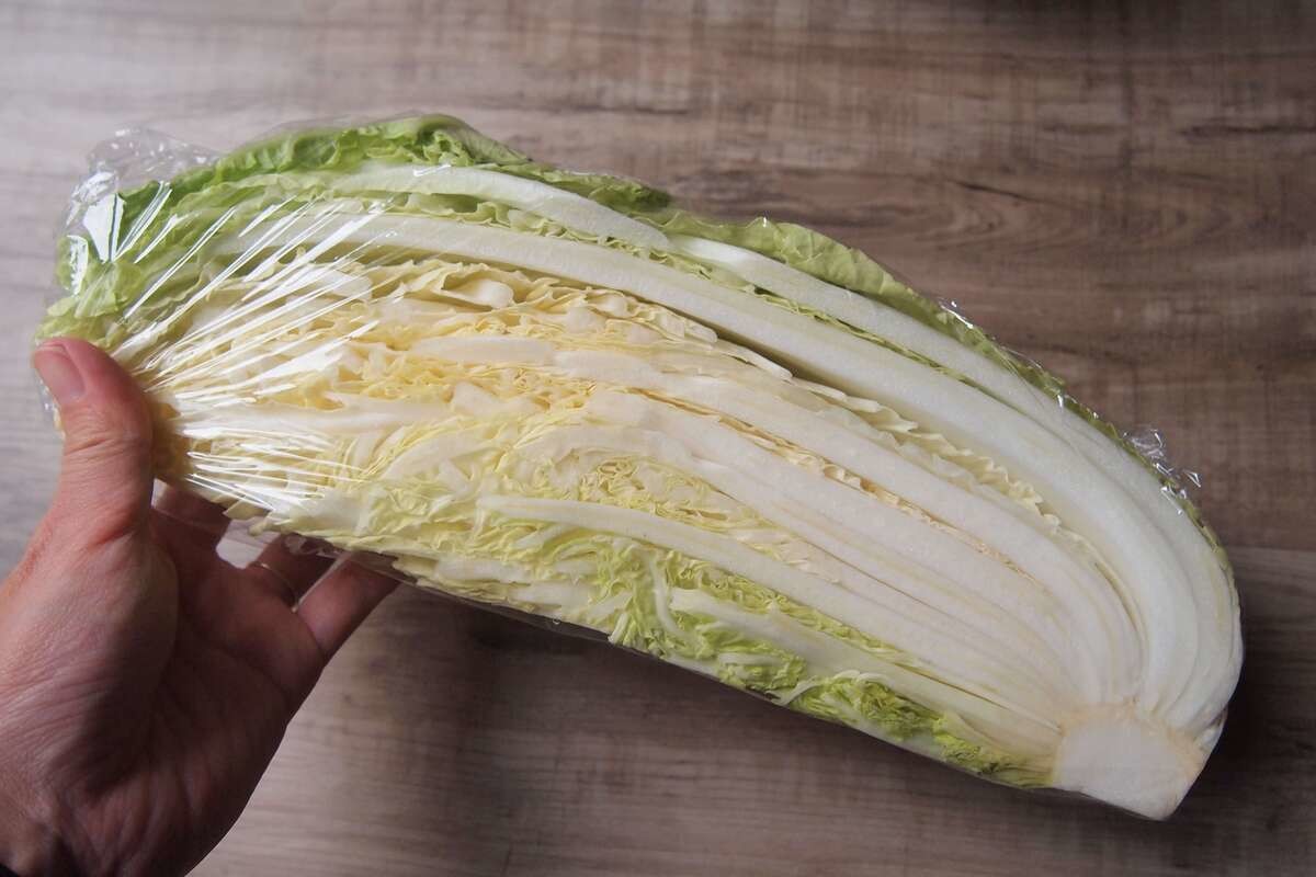 腐っている白菜の特徴【黒い点・カビはNG?】