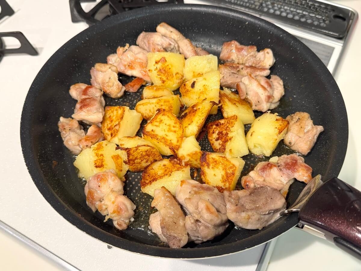 タサン志麻さん「カリカリじゃがいもと鶏のソテー」のレシピ