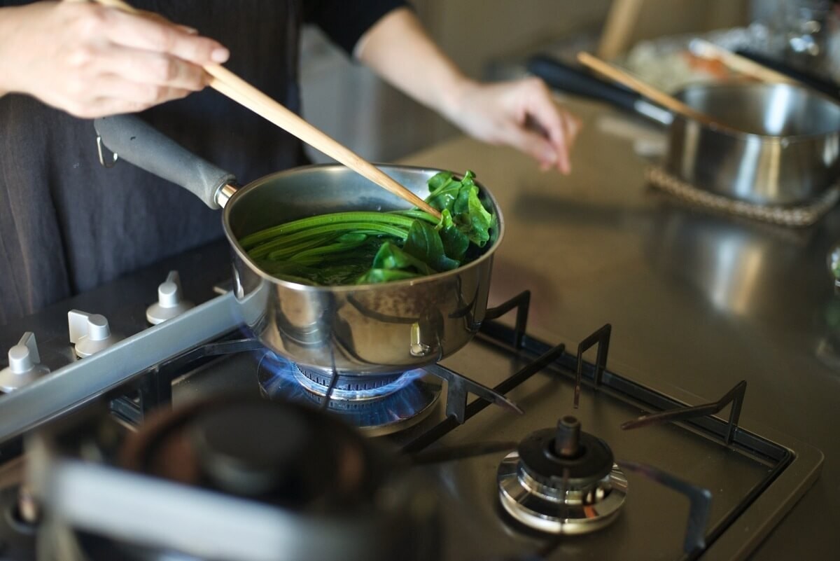 【ほうれん草の正しい茹で方】と基本の下ごしらえ