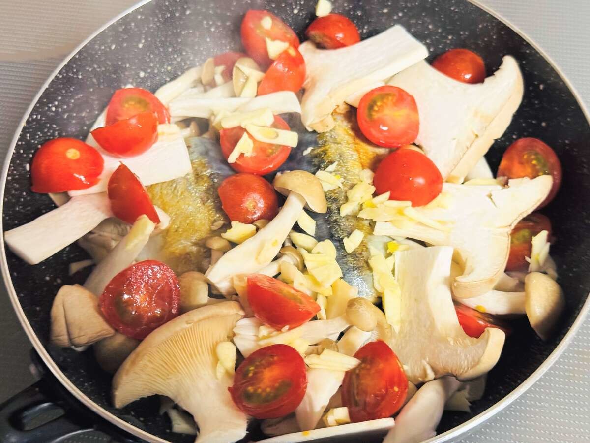 山本ゆりさん考案『塩サバとキノコのアクアパッツァ』