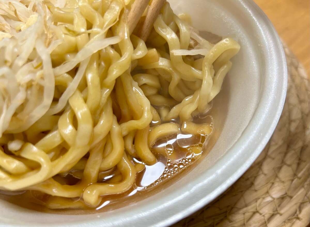 ファミマ「ラーメン荘 歴史を刻め監修 豚骨醤油 豚ラーメン」