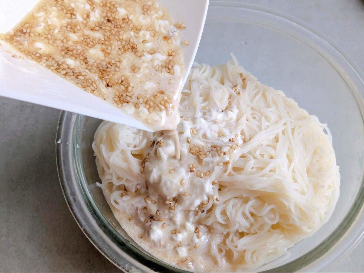 揖保乃糸®公式「サーモンとアボカドのそうめん」のレシピ